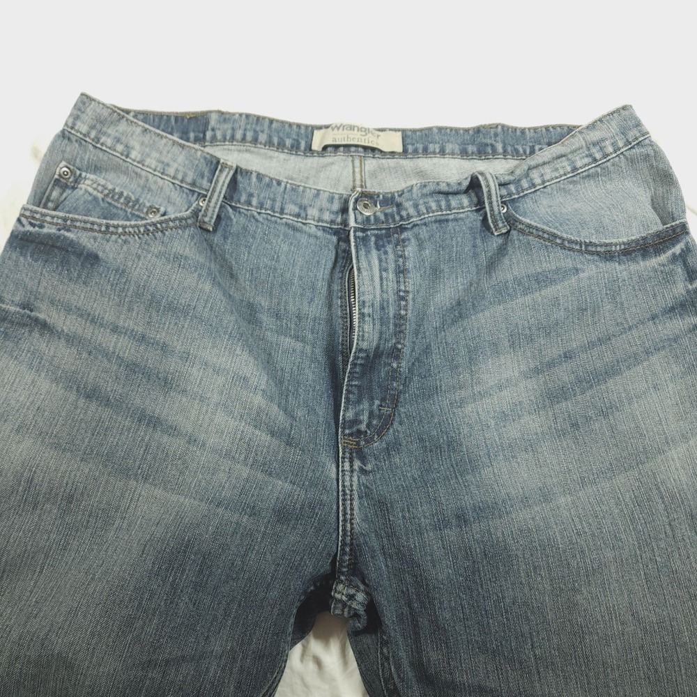 Wrangler Authentics Men's Blue Wash Denim Jeans Size 40 x 32 - Picture 2 of 9